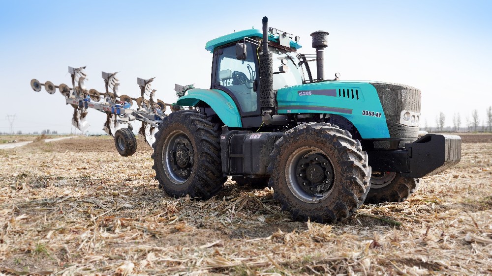 徐州凱爾3004-A1帶翻轉(zhuǎn)犁+合墑器作業(yè)