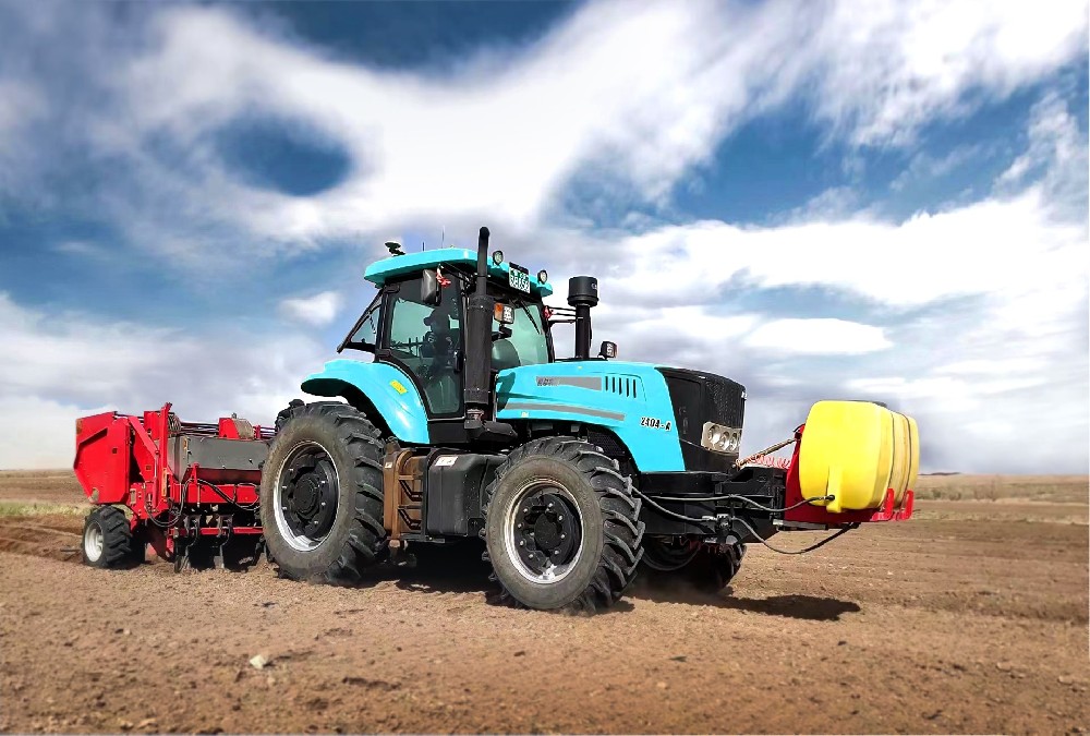 徐州凱爾2404-A帶土豆播種機(jī)作業(yè)