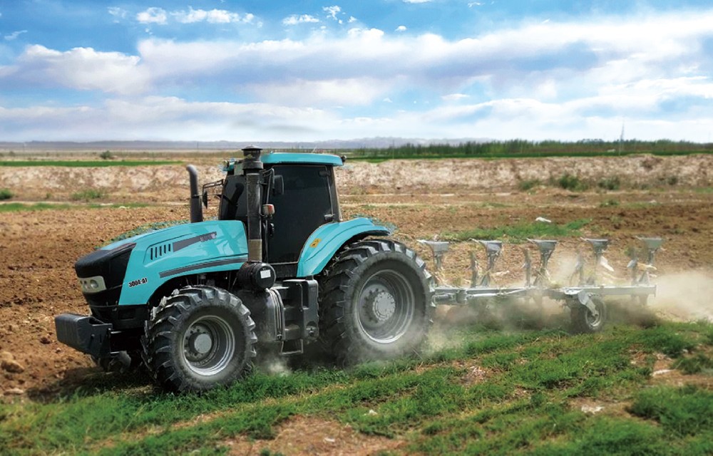 徐州凱爾3004-A1帶五鏵犁犁地作業(yè)