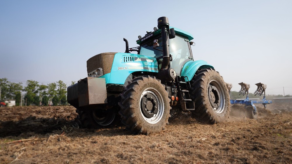 徐州凱爾2004-D2帶四樺犁犁地作業(yè)