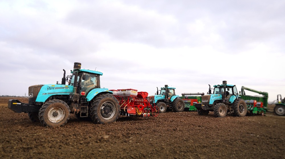 徐州凱爾2204-C帶驅(qū)動(dòng)耙+條播機(jī)復(fù)式作業(yè)