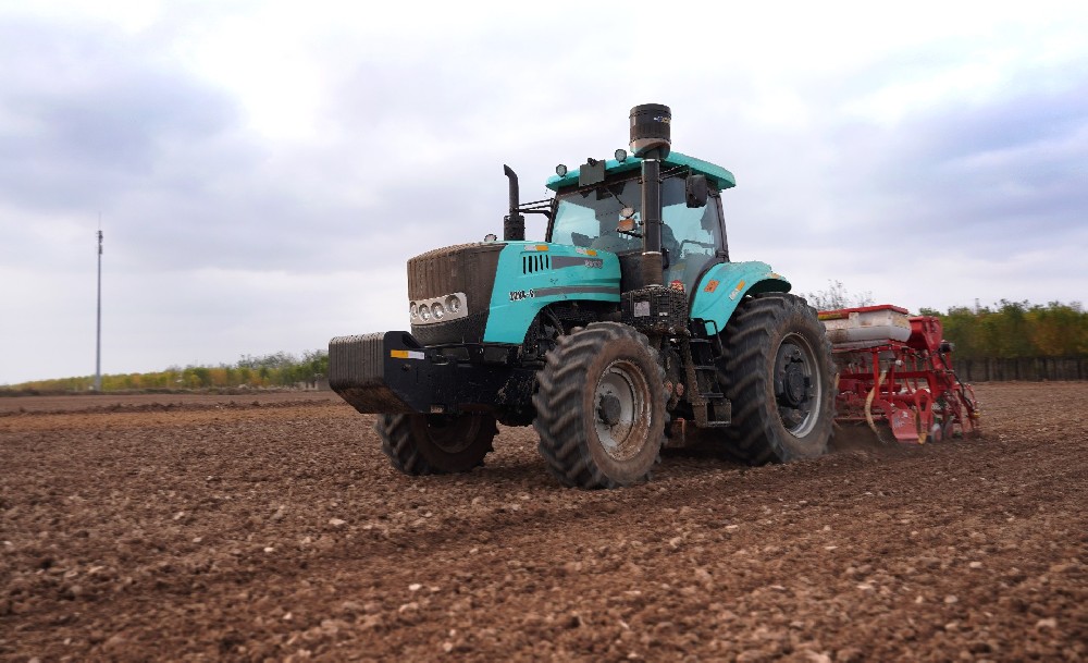 徐州凱爾2204-C帶驅(qū)動(dòng)耙+條播機(jī)復(fù)式作業(yè)