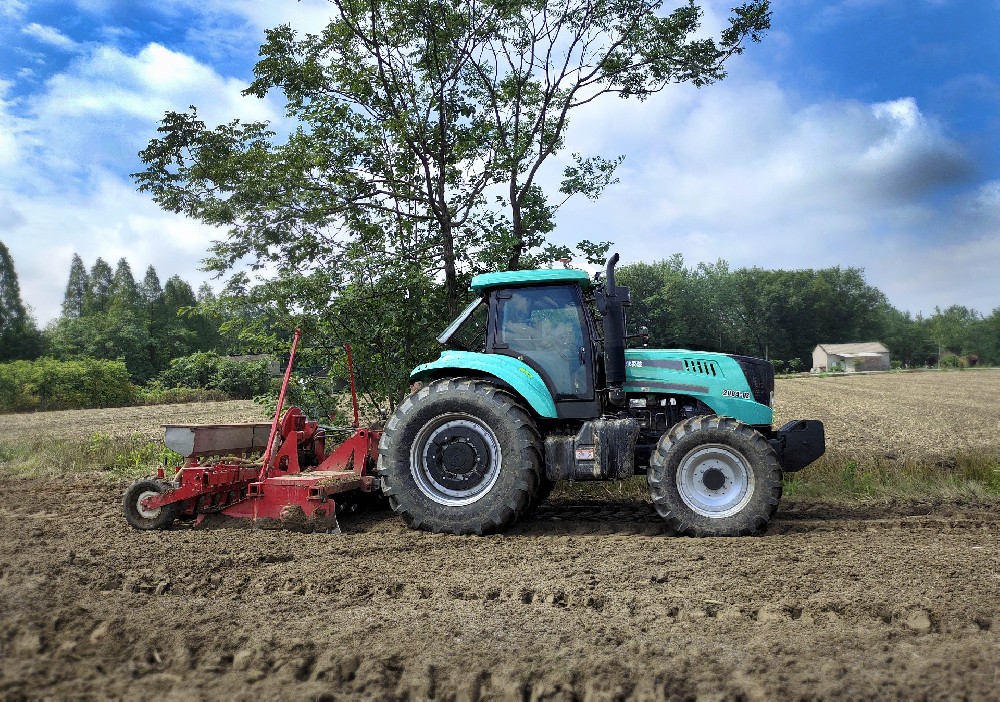 徐州凱爾2004-D2帶氣吸式播種機(jī)作業(yè)